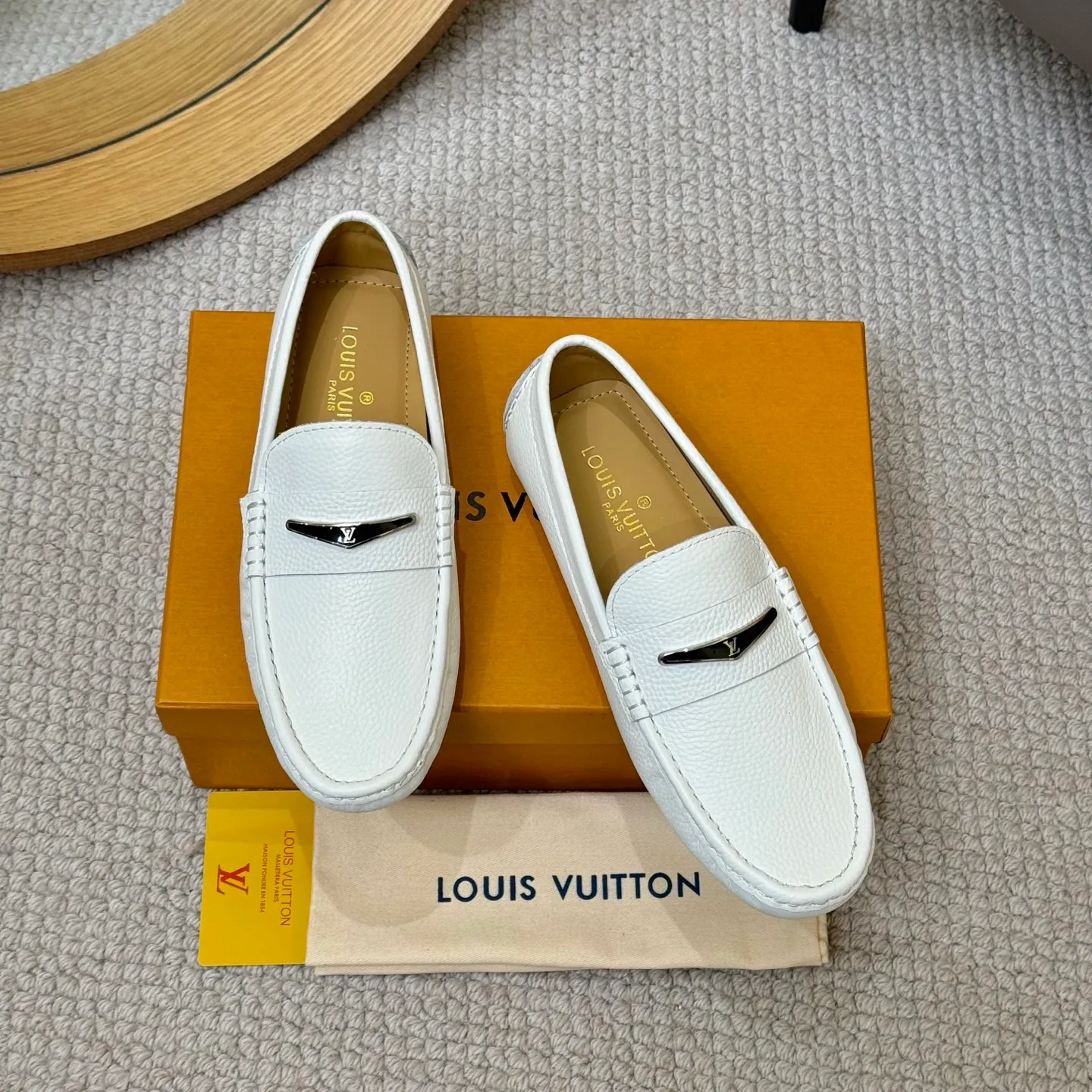 Men's men's shoes 💰420 (Yangli) LV 2⃣️0⃣️2⃣️5️⃣Spring and summer counter GLORIA series models ✈️Original factory special leather production, original last type. A classic driving slip-on casual shoe that shows an elegant style with exquisite craftsmanship details such as Monogram embossing all over the upper🌀Italian imported calfskin fabric Sheepskin foot pads➕Inside～Private mold replica sole Unique style Comfortable driving slip-on Size: 4-12 (38-46) Comes with [Counter packaging: original box, wrapping paper, card, instruction manual, shoehorn, cloth bag] No pressure to enter and leave the counter!
